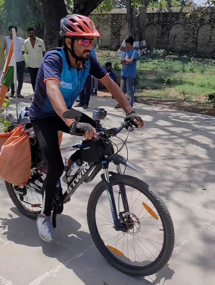 Prayagraj: शिक्षक से मिली टॉफी ने नरपत सिंह को बना दिया ग्रीन मैन, साइकिल से ही तय की 29 हजार KM की दूरी