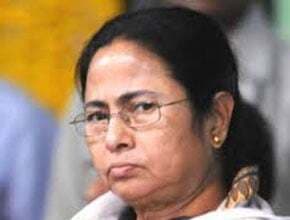 ममता का रुख नरम,अधिकारियों के तबादले पर चुनाव आयोग का निर्देश मानने को तैयार