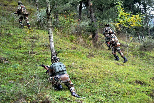 LOC में सुरक्षाबलों और आतंकियों के बीच मुठभेड़, एक जवान शहीद