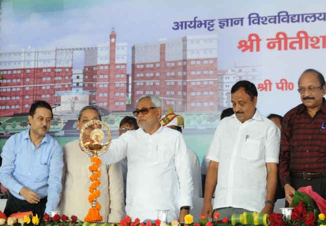 आर्यभट्ट ज्ञान विवि के नये भवन का सीएम ने किया शिलान्यास, कहा- राजनीति की भेंट ना चढ़े उच्च शिक्षा