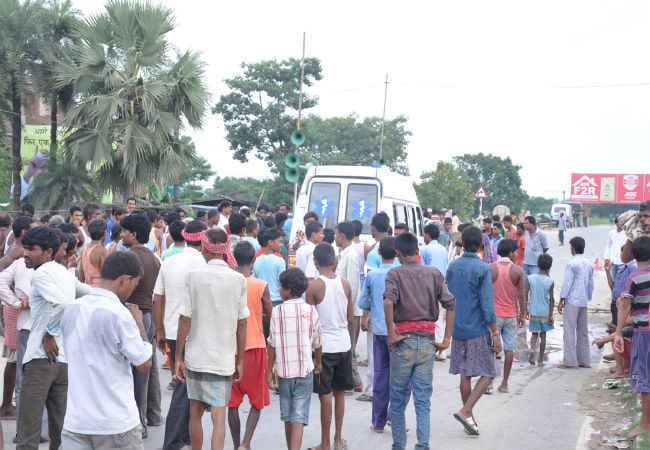 गैंगरेप के बाद महिला का शव पेड़ से लटकाया