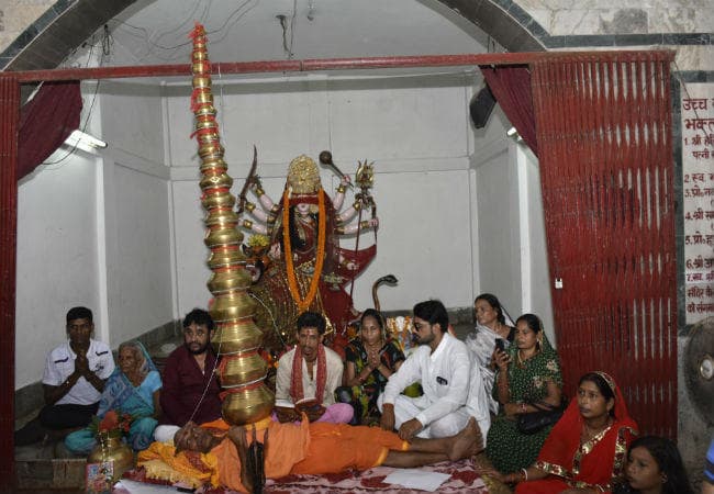 पटना में मां के अनोखे भक्त, सीने पर 100 किलो के 21 कलश और 216 घंटे की तपस्या