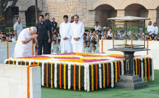 पीएम मोदी ने बापू की 147वीं जयंती पर राजघाट जाकर दी श्रद्धांजलि, शास्त्री को भी किया याद