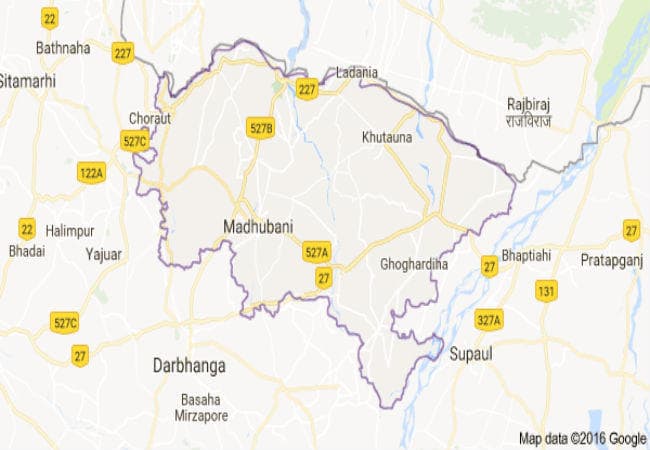 आंगनबाड़ी पर कब्जे को लेकर बम विस्फोट, गांव में दहशत