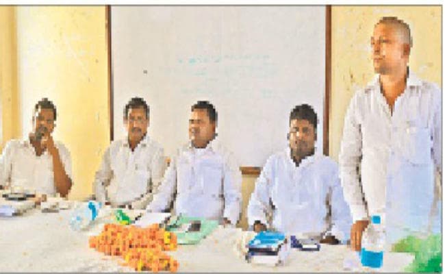 कार्यकर्ता किसी भी पार्टी की रीढ़ : मिठाई लाल कार्यकर्ता बैठक में शामिल कार्यकर्ता.