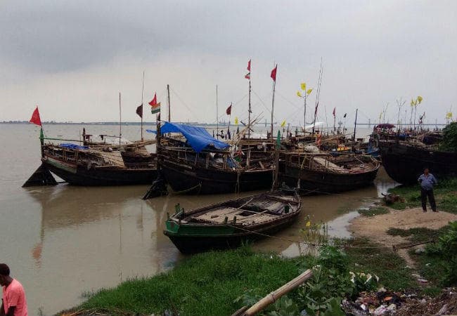 छपरा में बालू माफिया रात में करते थे अवैध खनन, सैकड़ों ट्रक जब्त