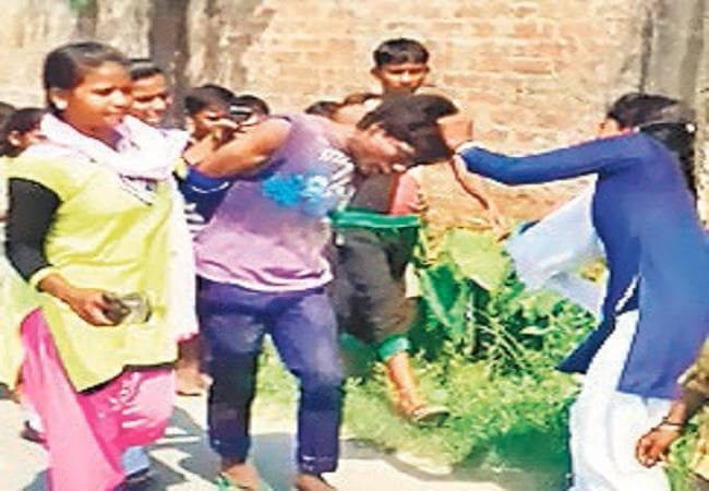 छात्रा ने छेड़खानी करनेवाले काे सिखाया सबक, चप्पल से पीटा