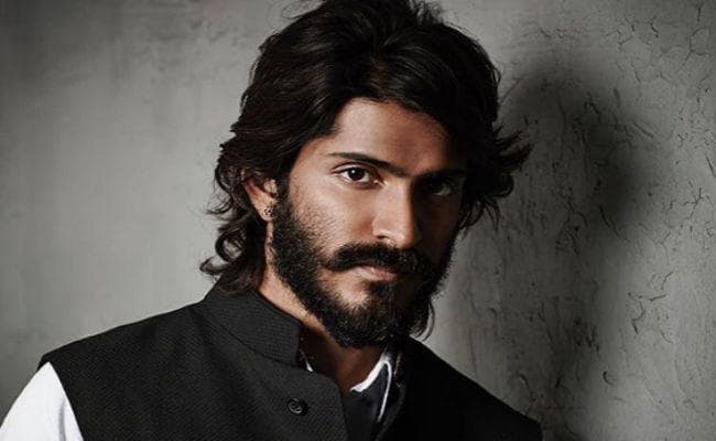 सिंगल लाईफ इंज्वॉय कर रहे हैं हर्षवर्धन कपूर, जानें उनके बारे में 8 दिलचस्प बातें...