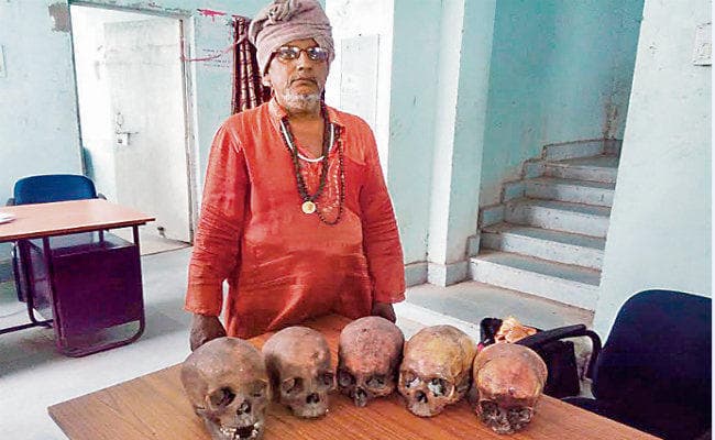 पांच नरमुंडों के साथ ढोंगी बाबा गिरफ्तार