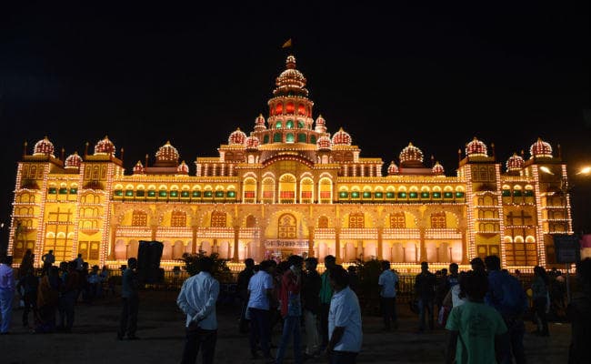 तस्वीरों मे देखें, दुर्गा पूजा के भव्य पंडाल