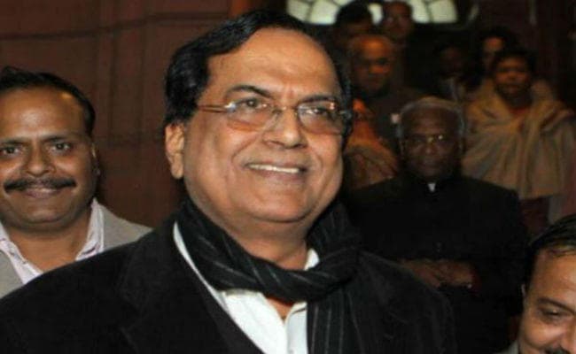 सपा परिवार में ‘वॉर’ जारी, एक ही कार्यक्रम में जाकर पिता-पुत्र एक दूसरे को पहचानते नहीं : सतीश चंद्र