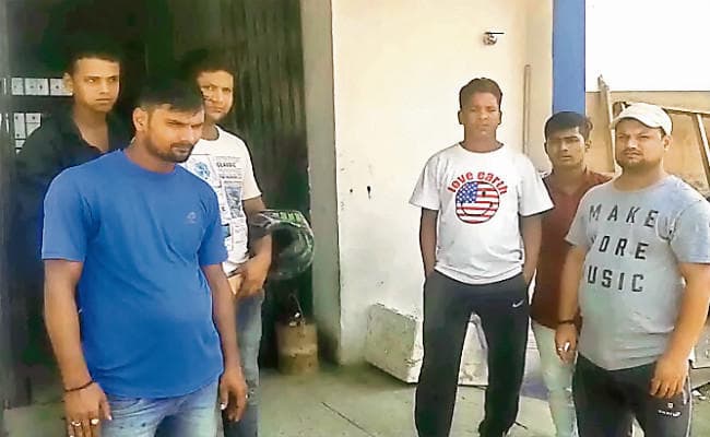 पहले चाकुओं से गोदा, फिर गला रेत की हत्या