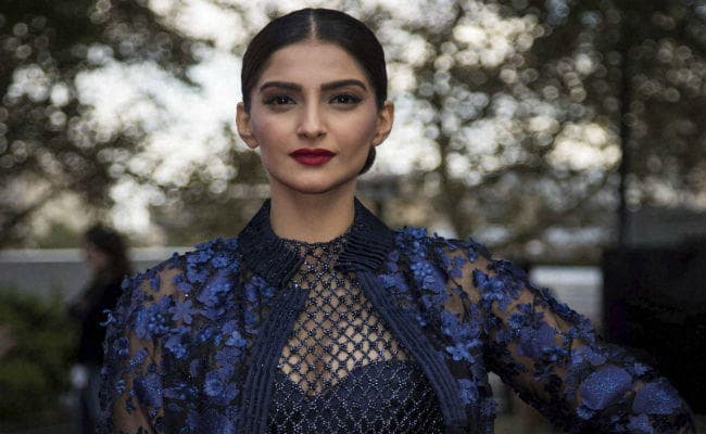 ...और परिवारवालों के सामने सोनम ने थाम लिया ब्वॉयफ्रेंड का हाथ, PHOTO