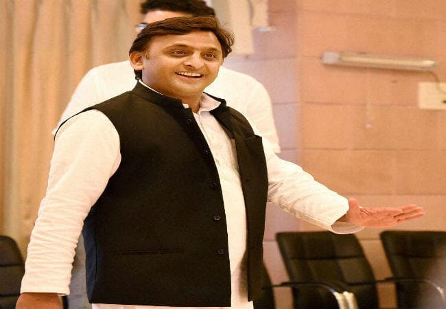 समाजवादी स्मार्ट फोन योजना से बढ़ेगा मोबाइल सेट बाजार: अखिलेश