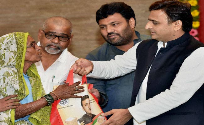 मुलायम परिवार के झगड़े में नया एंगल, तीन नवंबर से रथयात्रा पर निकलेंगे अखिलेश