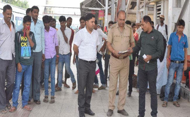 चलती ट्रेन में शौचालय का शीशा तोड़ बाहर कूदा कैदी, मौत