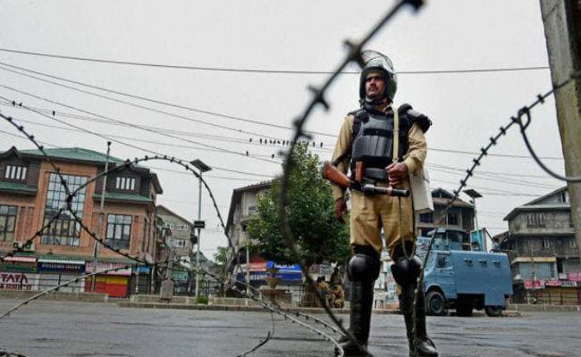 जम्मू-कश्मीर: राष्ट्रविरोधी गतिविधियों में शामिल होने के आरोप में 12 सरकारी अधिकारी बर्खास्त