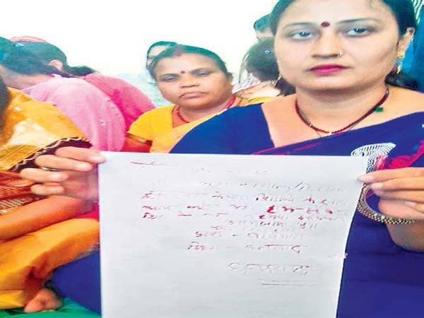 पारा शिक्षकों ने प्रधानमंत्री को खून से लिखा पत्र