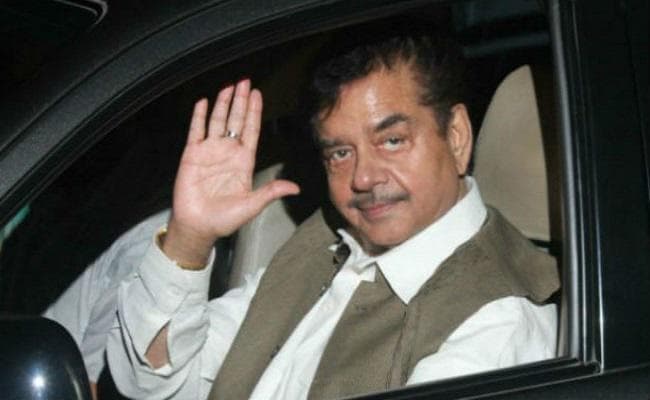 सपा संकट : अखिलेश के समर्थन में उतरे ''शॉटगन''