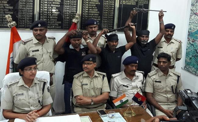 माओवादी सब जोनल कमांडर समेत तीन ने किया आत्मसमर्पण