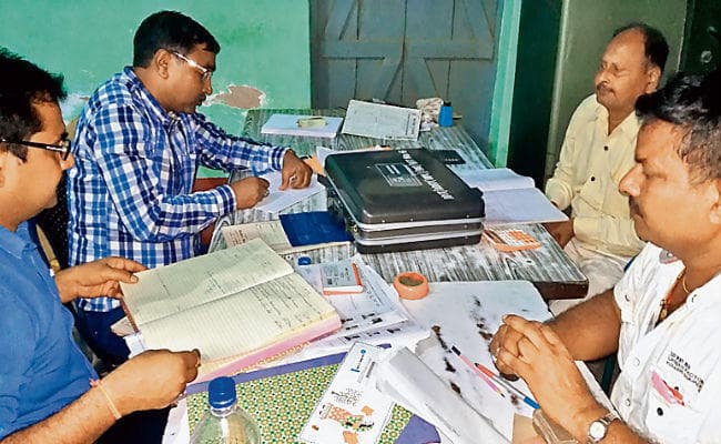 शिक्षा माफिया के 25 ठिकानों पर छापेमारी