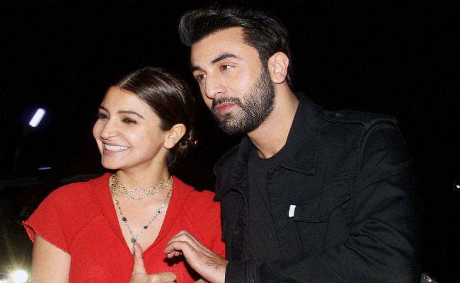 एडवांस बुकिंग के लिए ‘शिवाय'' और ‘ऐ दिल है मुश्किल'' में मची होड़