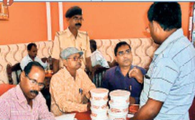 मिठाई दुकान में हुई छापेमारी