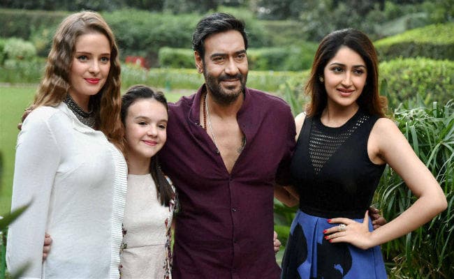 ''शिवाय'' की खूबसूरत को-स्टार्स के साथ डिनर पर गये ''सिंघम'' अजय देवगन