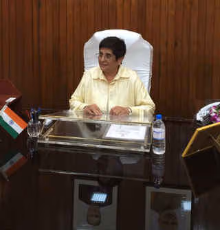 पुडुचेरी : किरण बेदी ने नगर निगम कर्मचारियों के साथ मिलकर की सफाई