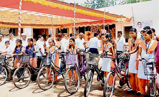 स्कूल की राह बनी आसान, जरूरतमंद बच्चों को मुफ्त साइकिल दिला रहा ''साइकिल रीसाइकिल'' प्रोजेक्ट