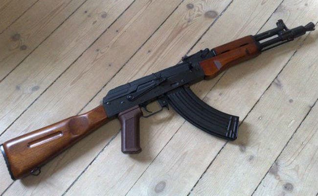 कश्मीर में एक युवक सुरक्षा गार्ड की एके 47 राइफल लेकर भागा