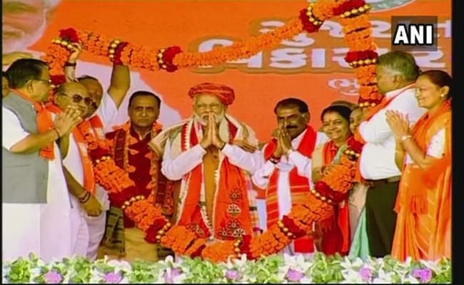 गुजरात चुनाव : गुजरात के भुज में बोले पीएम मोदी, एक तरफ विकास दूसरी तरफ वंशवाद , देखें लाइव