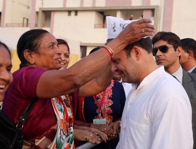 गुजरात चुनाव: जनता के बीच पहुंचे राहुल गांधी, देखें कुछ खास तस्वीरें