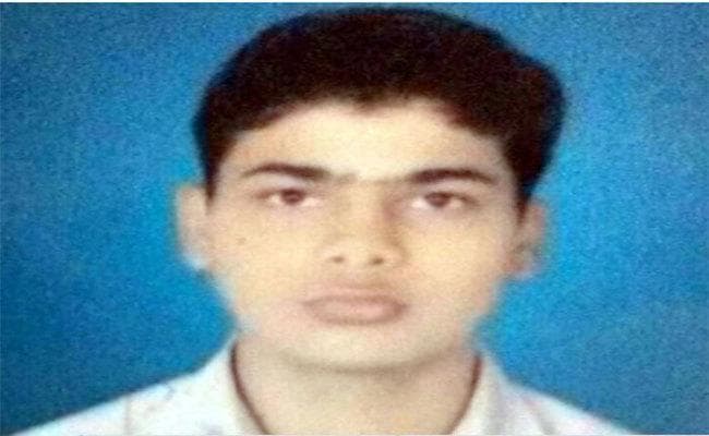 बक्सर में मुस्लिम युवक कर रहा है सरस्वती पूजा, श्रद्धालुओं की जुटी भीड़