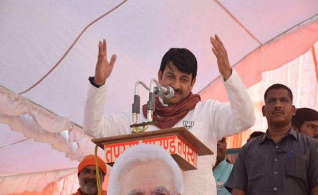 VIDEO : गाने की फरमाइश की तो महिला पर भड़के मनोज तिवारी, बोले, नौटंकी कर रहा हूं...