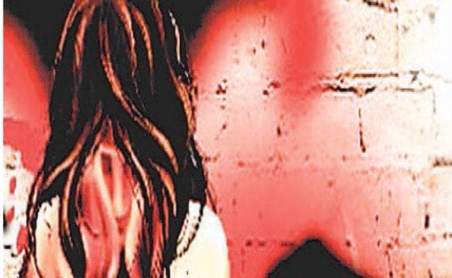 ब्लैकमेल कर किया कई बार दुष्कर्म
