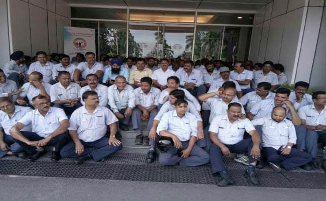 जमशेदपुर : प्रदर्शनकारियाें ने टाटा मोटर्स के चारों गेट को जाम किया, दो पाली के कर्मी फंसे