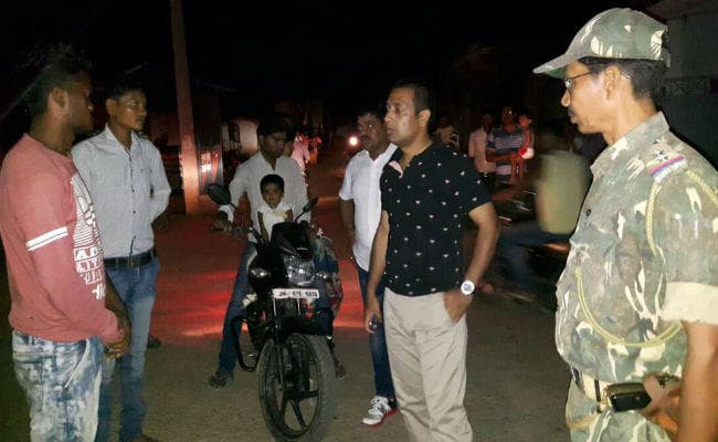 नक्सल प्रभावित जिला गुमला में जब रात को बाइक से सिविल ड्रेस में निकले एसपी तो...