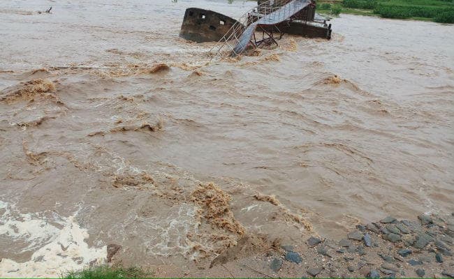 हजारीबाग : जान को खतरे डाल बांस के पुल से पार होते थे स्कूली बच्चे, बाढ़ में वह भी बहा VIDEO