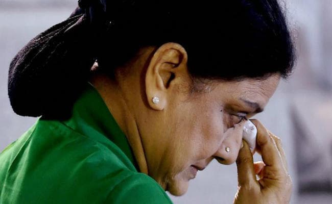 अन्नाद्रमुक ने शशिकला को बाहर का रास्ता दिखाया, भतीजे दिनाकरण ने कहा – अदालत करेगी फैसला