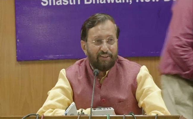 हिन्दू-मुस्लिम छात्रों को अलग-अलग कक्षाओं में बैठाने का मामला : स्कूल प्रभारी निलंबित, जावड़ेकर ने भी मांगी रिपोर्ट