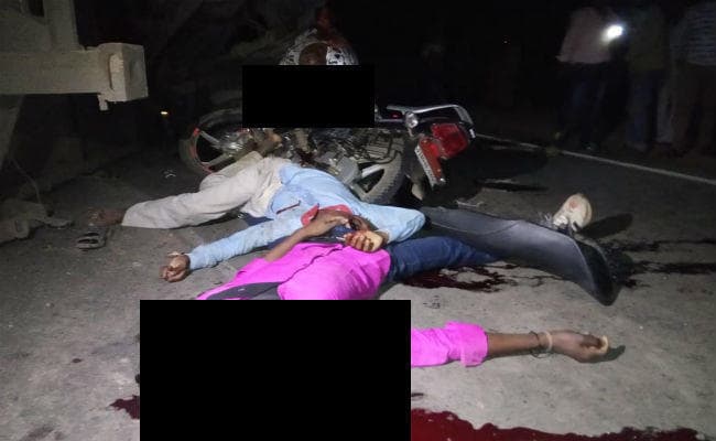 दुमका : सड़क किनारे पलटे कंटेनर से टकराकर 3 मरे, बाइक से मेला देखने रहे थे