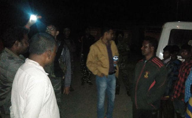 सादे लिबास में गांव में घुसा पुलिस गश्ती दल, ग्रामीणों ने अपराधी समझकर चारों ओर से घेरा