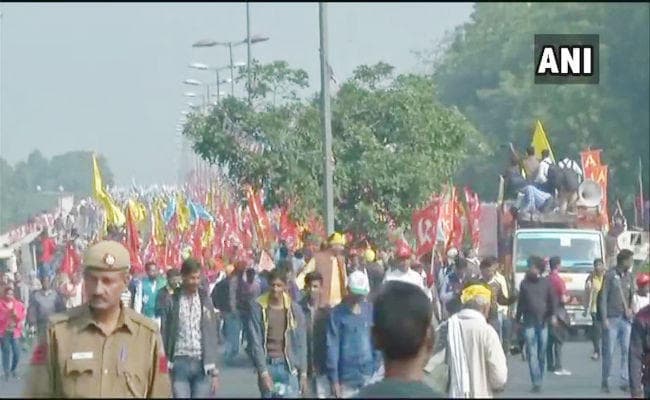 #FarmersMarch : किसानों का संसद की ओर मार्च जारी, राहुल गांधी और केजरीवाल का मिला साथ