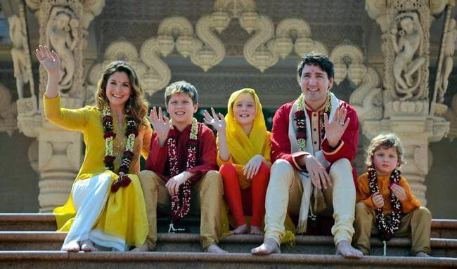 IN PICS: कनाडा के PM Trudeau ने परिवार संग अक्षरधाम मंदिर में टेका मत्था, चरखा चलाया