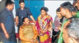 अफरातफरी के बीच पहुंचे मुख्यमंत्री, स्कूल में ग्रामीणों के साथ की विकास पर चर्चा