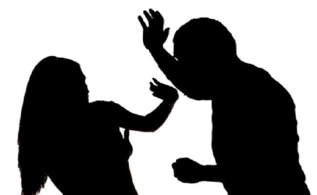 देवर द्वारा छेड़खानी का विरोध करना विवाहिता को पड़ा महंगा, मारपीट कर घर से निकाला, उसके बाद...