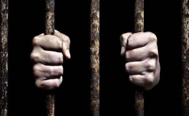 तोते की हत्या के आरोप में महिला को जेल