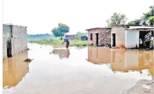 उत्तर हावड़ा में बारिश का पानी घरों में घुसने पर हंगामा