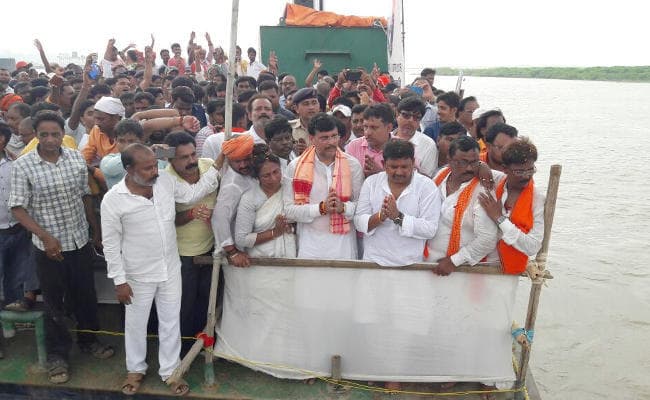 झारखंड : पूर्व प्रधानमंत्री अटल बिहारी वाजपेयी की अस्थियां गंगा में विसर्जित